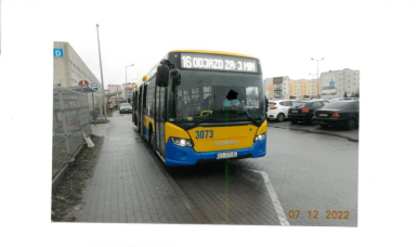 Na zdjęciu widzimy autobus MZK, z napisem : 16, odjazd za 3 min; w tle budynki i samochody osobowe